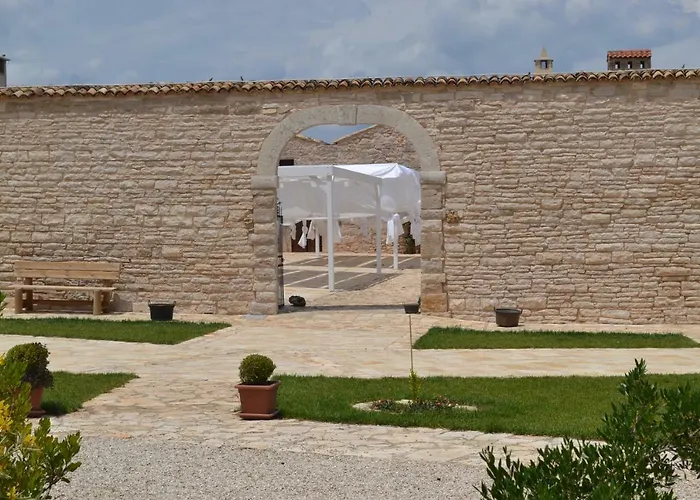 Masseria Revinaldi * Castel Del Monte (Apulia)